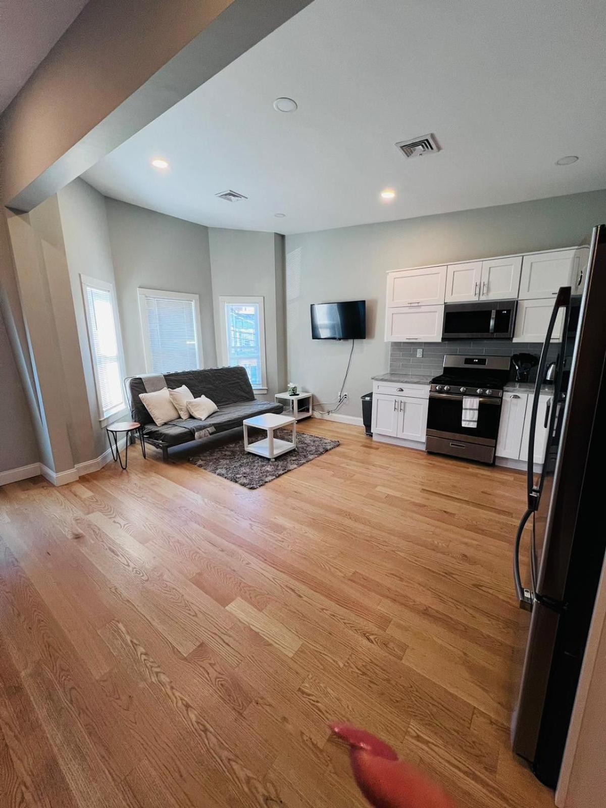 Renovated, 10 Min From The City Boston Exterior photo